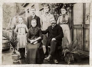 La famille Vergne de Montjoux - Jean Vergne en permission en janvier 1916 - 1er rang : Clothilde, Fanny, Urbain - 2ème rang : Hervé, Jean, Louise (Collection Sylvette David)