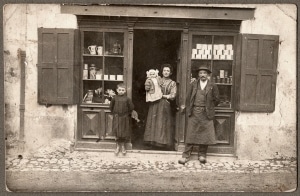 L'épicerie Guigal en 1911 - Pierre, Colette, Delphine et Auguste devant leur magasin dans la Grande Rue (Collection Sylvette David)