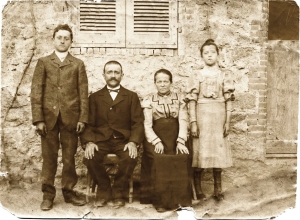 La famille Treille en 1910 - De gauche à droite : Joseph, Louis, Marie et Madeleine dite Nini (Collection Sylvette David)