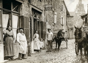 La boucherie Léorat - De gauche à droite : Virginie et son époux Joanny Léorat Marie-Louise Fare et Élie Fare enfants de Virginie (Collection Jean Meissat)