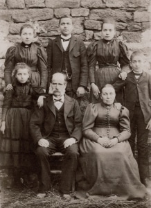 La famille Souillard en 1897 - De gauche à droite, au 1er rang : Julie, Pierre et son épouse Augustine née Ducol, au 2e rang : Marie, Auguste, Clémence (Collection Michel Regal)