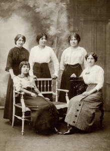 Les femmes de la famille Périol - Marie debout à gauche (Collection Mireille Baile)