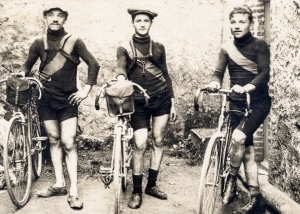 Henri Voulouzan avant la guerre, coureur cycliste, au centre (Collection famille Sauzéat-Voulouzan)