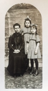 Julie Gaumier née Souillard et ses deux filles, Marguerite et Madeleine (Collection Jean Chaboud)