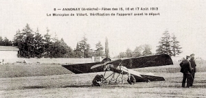 Evolution des aviateurs Vidart et Vergneault à l’occasion des fêtes du 15 août 1913 à Annonay. Terrain d’atterrissage la ferme de Pêchemorel à Roiffieux