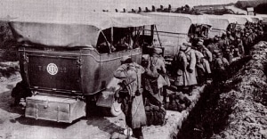 Relève de troupes par des autobus urbains réquisitionnés - début de la guerre
