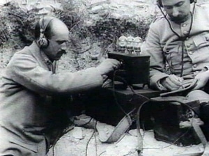 Soldats dans les tranchées avec un poste radio - Source « les voyageurs du temps »