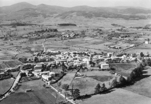 Vue aérienne de Quintenas en 1957 Collection Cellard -  Réf.28Fi 4300  Archives Départementales de l’Ardèche