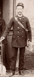 Joseph Barthoulat, facteur, devant le bureau de poste situé au Pontet en 1894 (Collection Paulette Ducol)