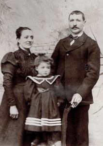 La famille BALAY - Henri, son épouse Marie née BAYLE et leur fille Joséphine vers 1900 ( Collection Paulette Ducol)