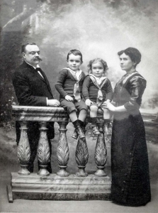 La famille Badel - De gauche à droite : Élie Badel, ses fils Marc et René, son épouse Marguerite née Charra (Collection famille Badel)