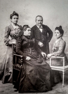 La famille Charra - Assises : Madame Charra et sa fille Clémence - Debout : Marguerite, épouse dÉlie Badel et son père Jean Alphonse Charra (Collection famille Badel)