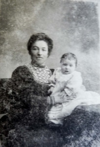 Léonie Buisson, née Béolet, et son fils Paul en 1915 (Collection Marie-Louise Buisson)