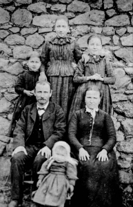 La famille Crémillieux du Marthouret en 1894 - Devant : Léonie - Assis : Claude et Julie - Debout de gauche à droite : Eugénie, Louise et Marie (Collection Jeanne Bosc - Laurent Ducol)