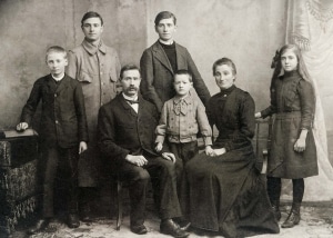 La famille d'Auguste Chirol - Derrière, de gauche à droite : Gabriel, Louis, Pierre et Marguerite - Au premier plan : Auguste, Charles et Mélanie (Collection Maurice Micoulet - Laurent Ducol)