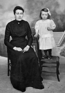 Rosine MOUTON née DUCOL et sa fille Germaine en 1918 (Collection famille Ducol)