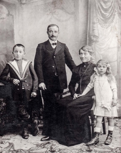 La famille de Jules Micoulet - Parents : Jules et Angéline - Enfants : Léon et Claudia (Collection Maurice Micoulet)