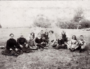 La famille Dory du Vignet - À gauche : Félicie - au 2e plan : Joanny, Gabriel Géry - à droite : Raoul et Claudia (Collection Paulette Chirol)