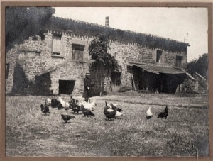 Germaine Veyre à la ferme du Mas - Vers 1920 (Collection Michel Deschaux)