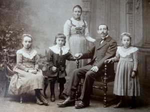 La famille Bonnet en 1902 - De gauche à droite : Félicie, Gabriel, Louise et Frédéric, Clémence (Collection Rolande Géry)