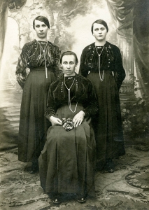 Les sœurs Duchant vers 1914 - De gauche à droite : Augustine, Clémence et Suzanne (Collection famille Blanchet)