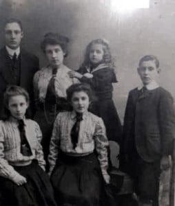 Les enfants King : assises Andrée et Édith, debout : Georges, Marcelle, Willette et Alfred (Collection famille Taupier-Letage)